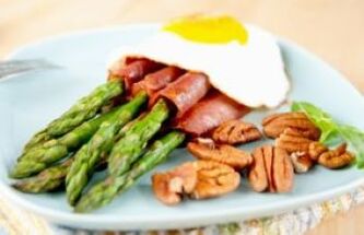 Keto diyeti yemeklerinin belirli patolojilerle vücut için yan etkileri olabilir